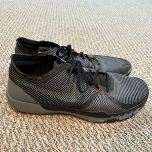 Nike Men's Black and Gray Athletic Shoes Size 12 Running Shoes - Very Good Shape